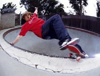 Skateboarder Christian HOSOI : smith grind dans une piscine / bol