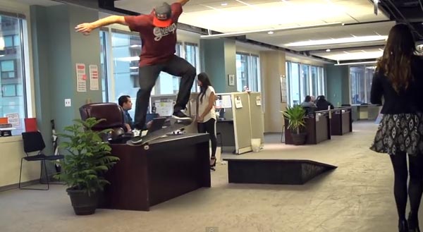 Skateboarders au bureau à Chicago : Crook Grind