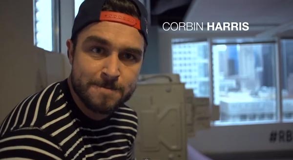 Skateboarders au bureau à Chicago : Corbin Harris
