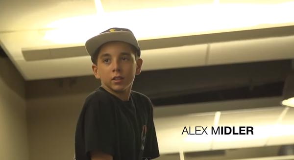 Skateboarders au bureau à Chicago : Alex Midler