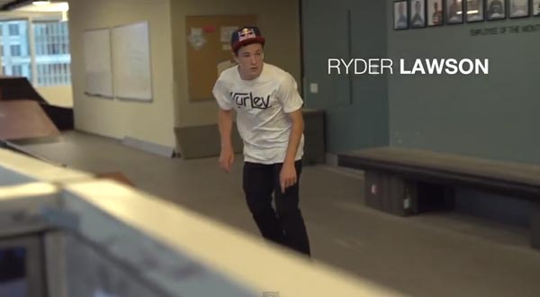 Skateboarders au bureau à Chicago : Ryder Lawson