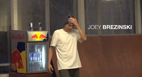 Skateboarders au bureau à Chicago : Joey Brezinski