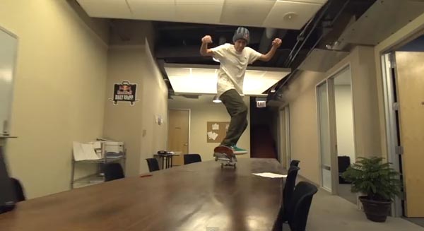 Skateboarders au bureau à Chicago : manual wheeling