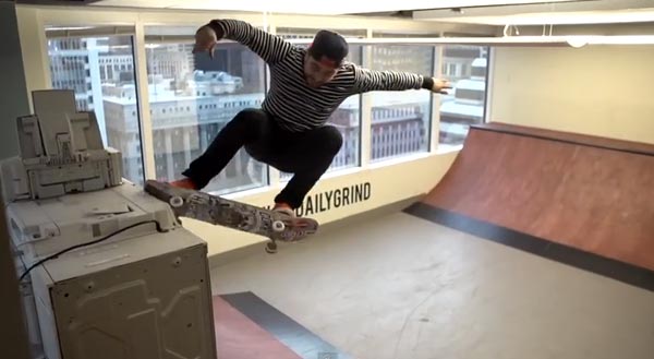 Skateboarders au bureau à Chicago : grind five O