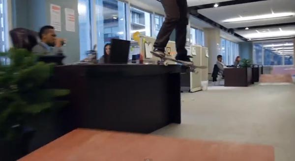 Skateboarders au bureau à Chicago : smith grind backside