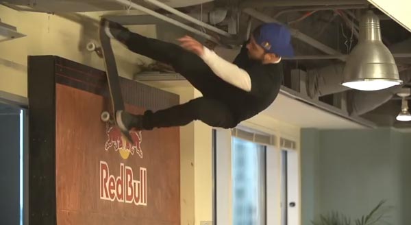 Skateboarders au bureau à Chicago : lipslide sur le wall