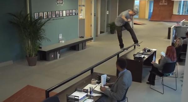 Skateboarders au bureau à Chicago : lipslide backside