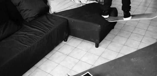 couch skating : to tail sur le canapé