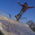 William en Five O sur la mini rampe de skateboard