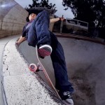 Skateboarder Christian HOSOI : smith grind dans une piscine / bol