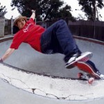 Skateboarder Christian HOSOI : smith grind dans une piscine / bol