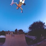 Skateboarder Christian HOSOI : Chris air dans un half pipe