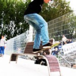 Skateboarder en Five sur Frogska : banc pour le skateboard