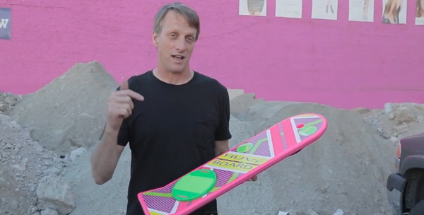 Huvr Board : skateboard volant de "Retour vers le futur" : Tony Hawk
