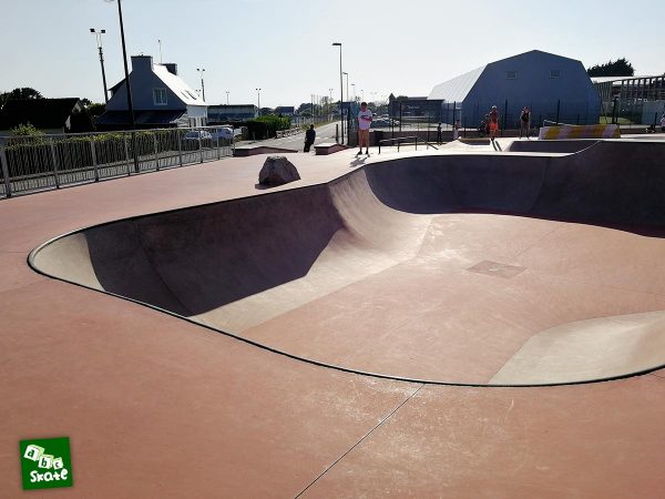 Skatepark de Crozon : bowl et son rocher