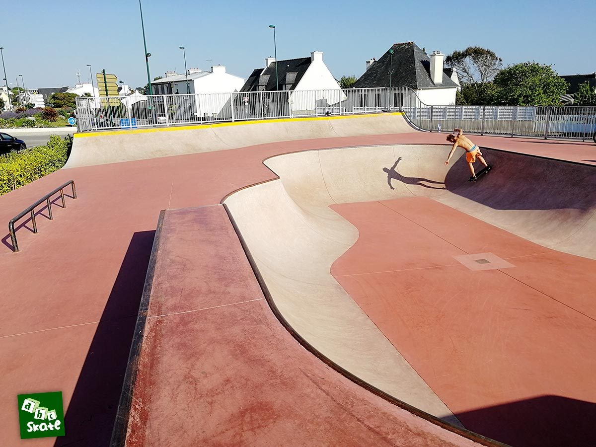 Skatepark de Crozon : bowl et quarter sur la largeur