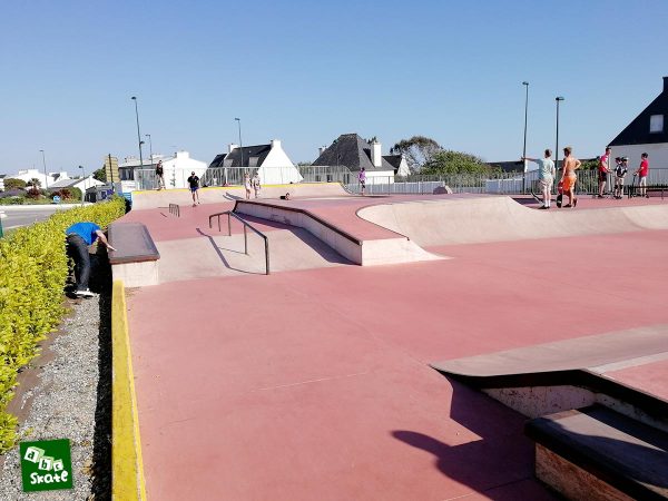 Skatepark de Crozon : plans inclinées, curb et rail