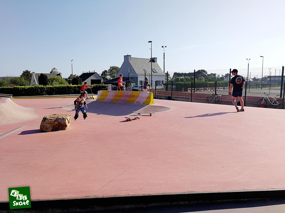 Skatepark de Crozon : plateforme avec rocher et wall de signalisation