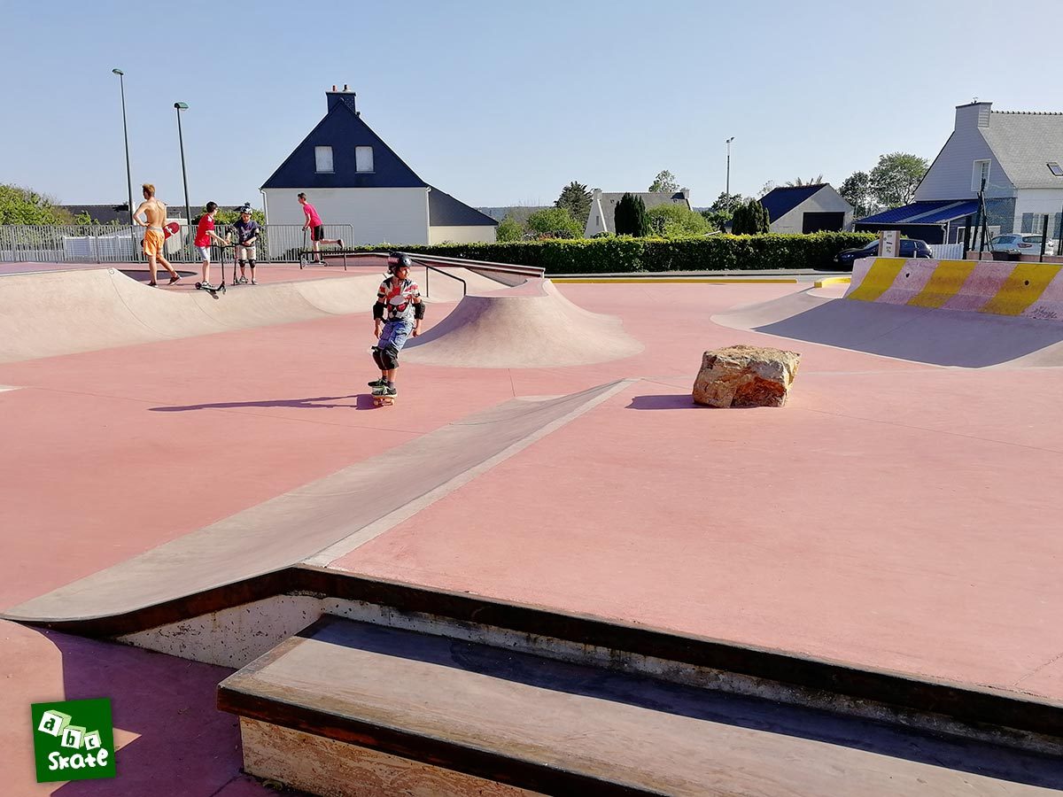 Skatepark de Crozon : plateforme avec rocher et ilot central