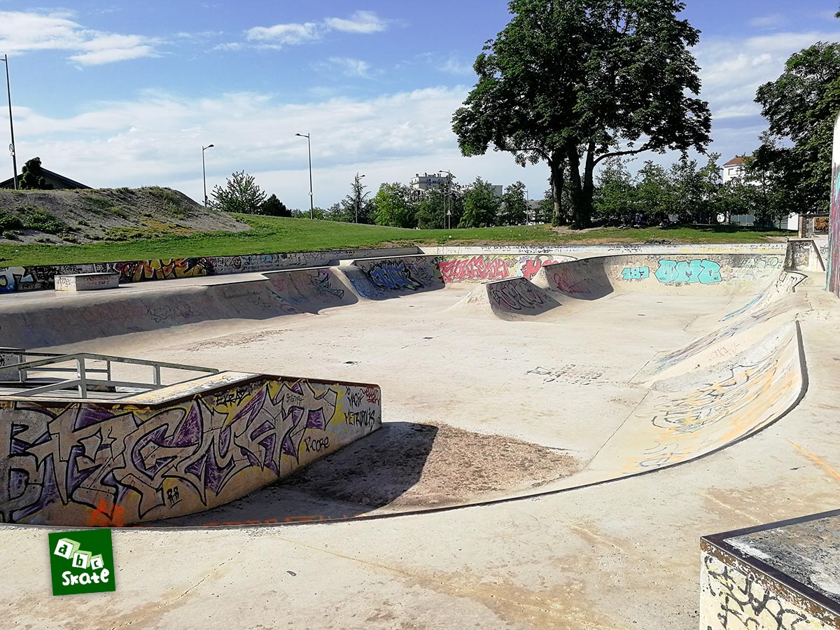Skatepark de Troyes : vue d'ensemble avec rails et curbs
