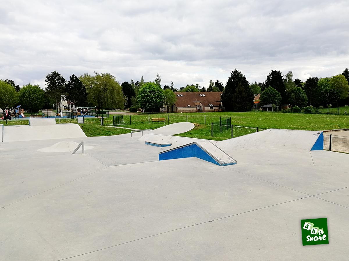Skatepark Saint-Nom-La-Bretèche : curb, rail et plan incliné