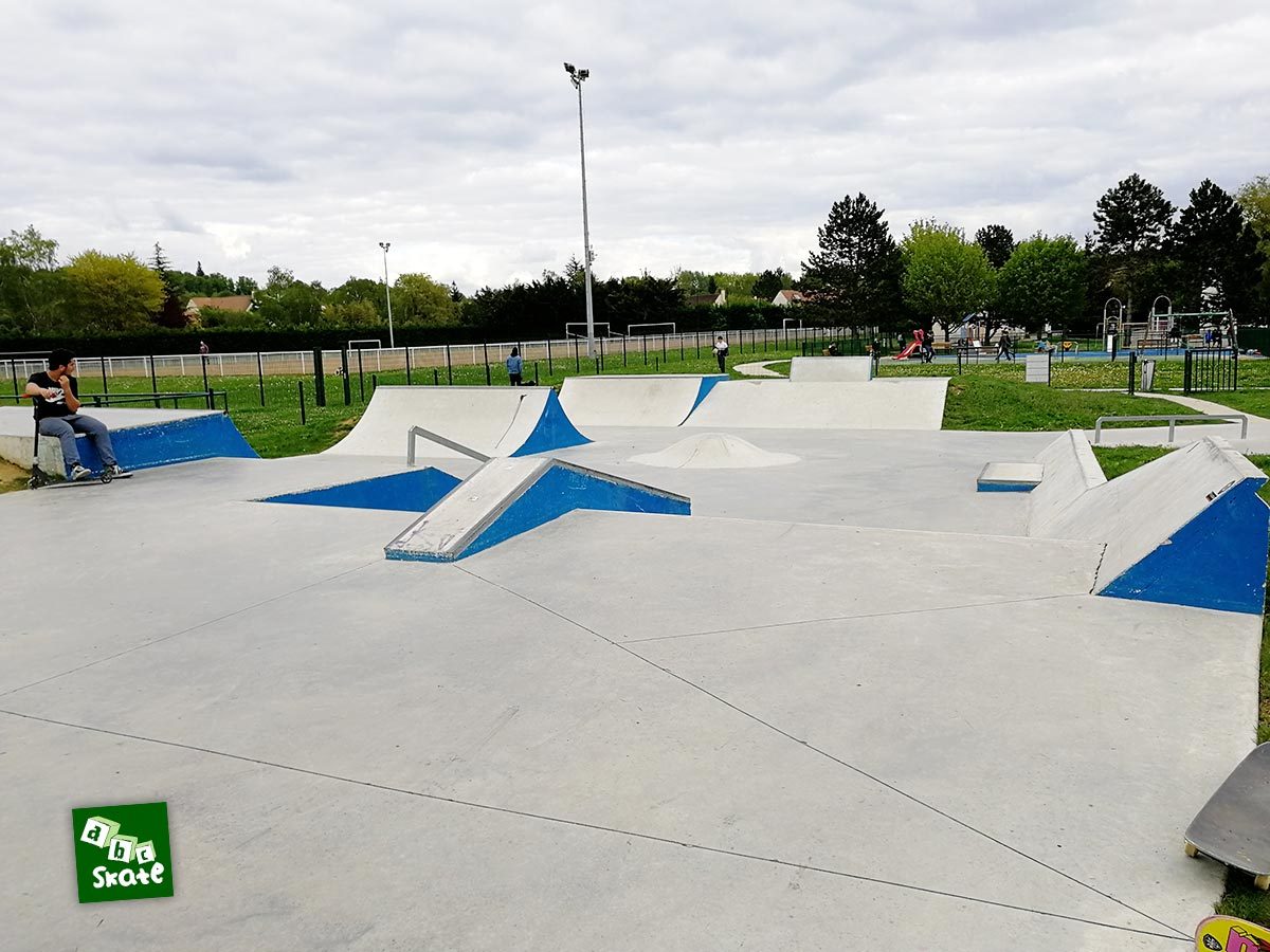 Skatepark Saint-Nom-La-Bretèche : vue d'ensemble depuis la partie haute