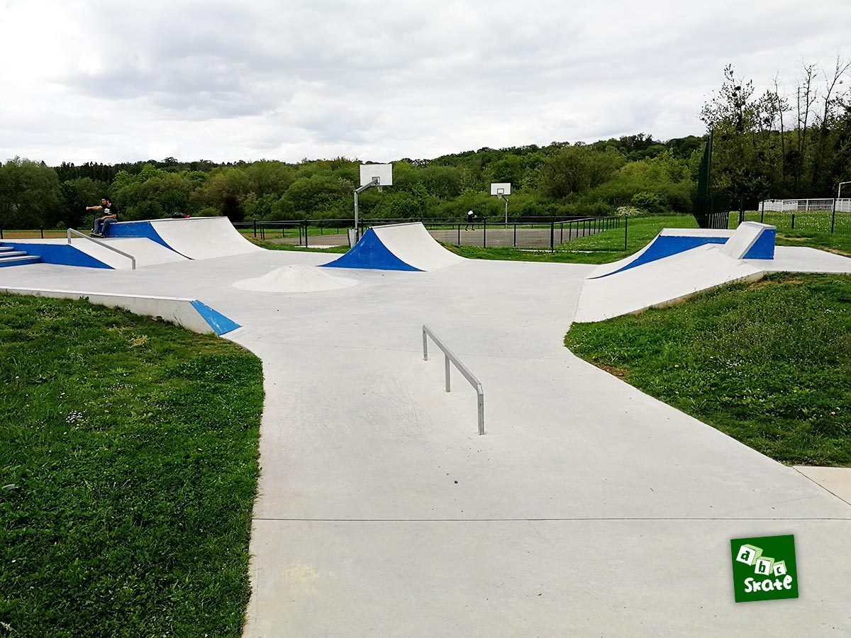 Skatepark Saint-Nom-La-Bretèche : rail et rampes double spine