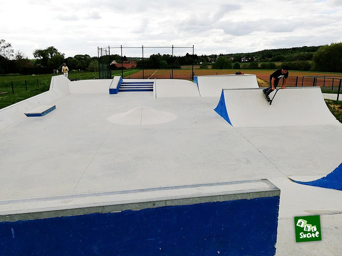 Skatepark Saint-Nom-La-Bretèche : vue d'ensemble depuis le plan incliné
