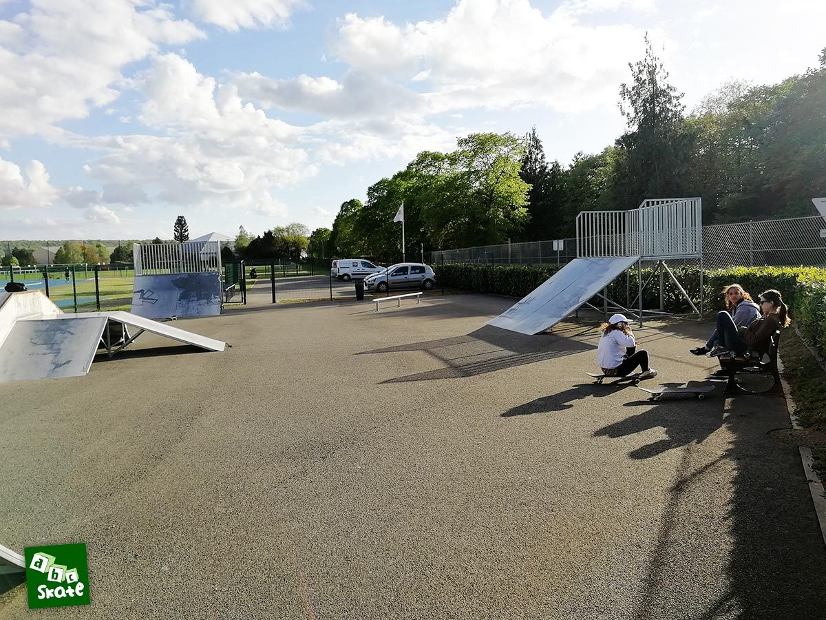 Skatepark Villepreux : ensemble, funbox, plan incliné et quarter