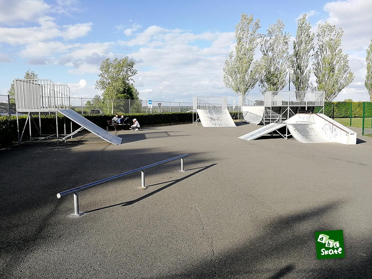 Skatepark Villepreux : rail et ensemble du skatepark