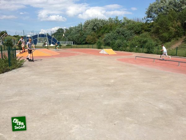 Skatepark de Carrières-sous-Poissy : funbox, rail et spine