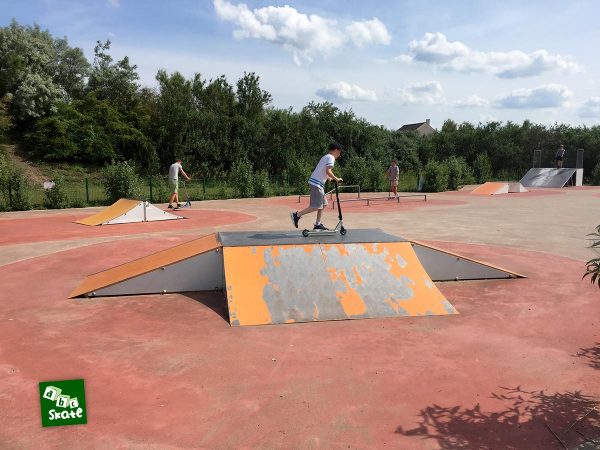 Skatepark de Carrières-sous-Poissy : funbox et spine