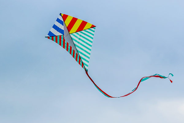 Cerf-volant coloré en train de voler