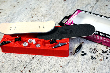 abcskate-abcskatecom-skateboard-skate-blog-news-fingerskate-fingerboard-closeup-VIGN