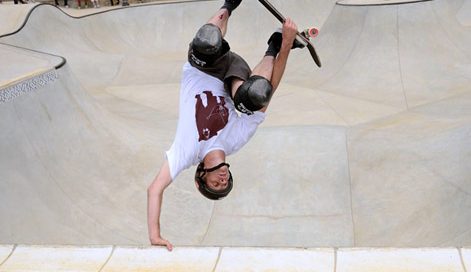 Tony Hawk qui fait un tricks dans un skatepark