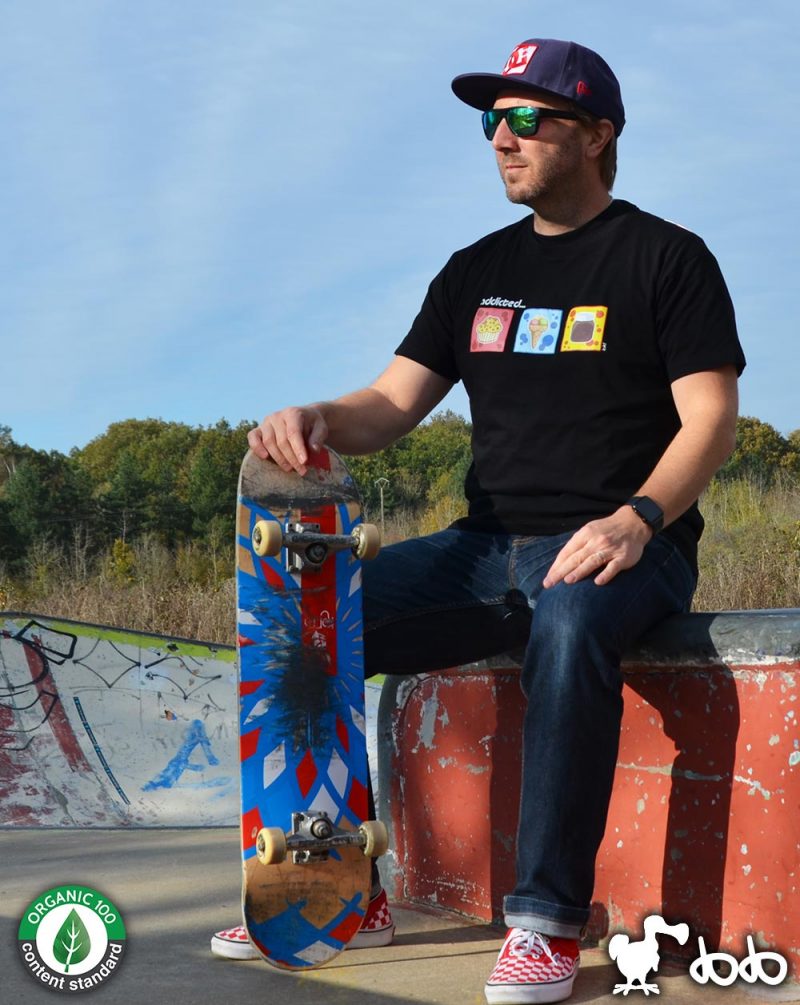 Skateur avec sa planche et le t-shirt "Addicted"