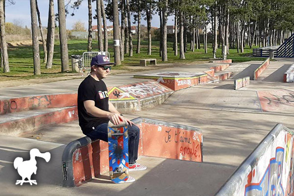 Homme portant un t-shirt Abcskate dans un skatepark