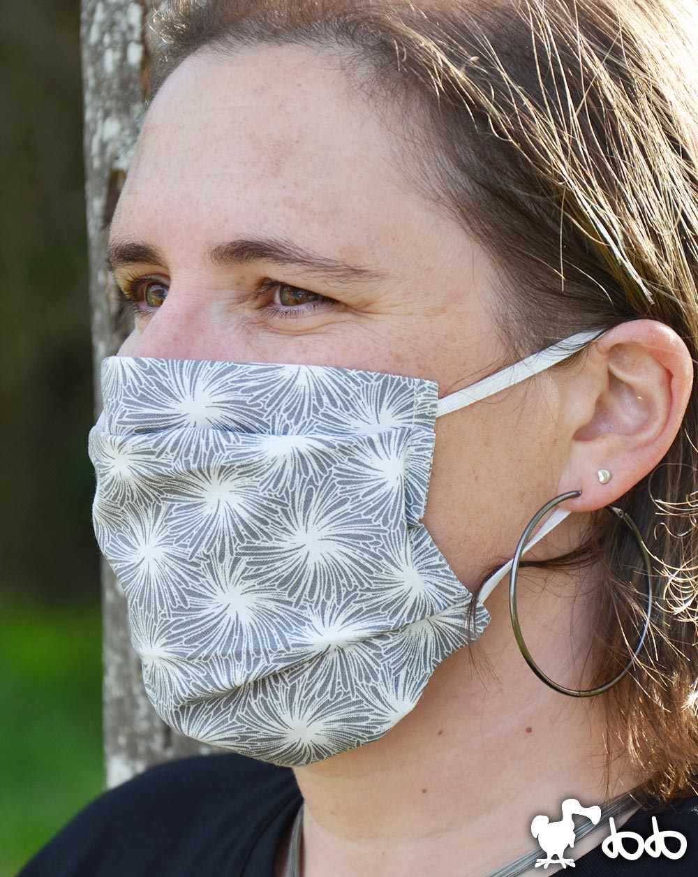 Masque "Feu d'artifice" en gris porté par une femme