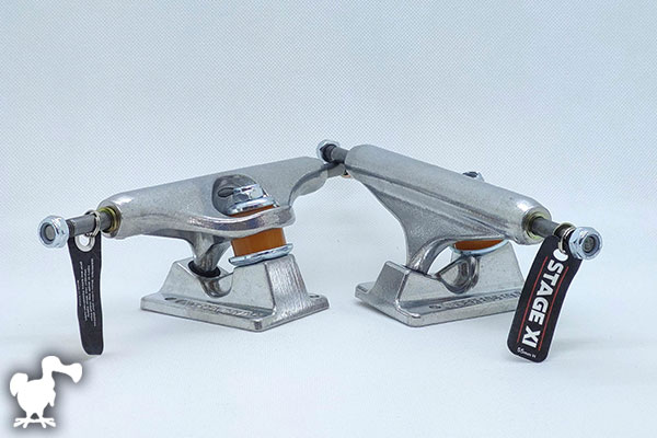 Deux trucks Independent