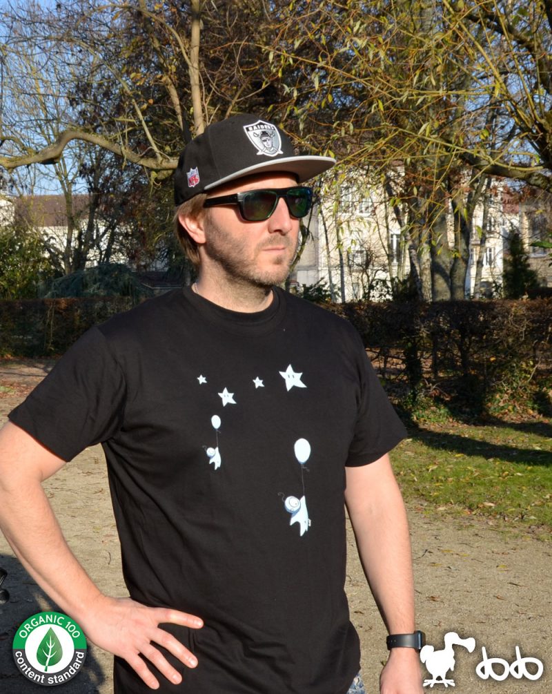 T-shirt "Sylvain" noir porté par un homme