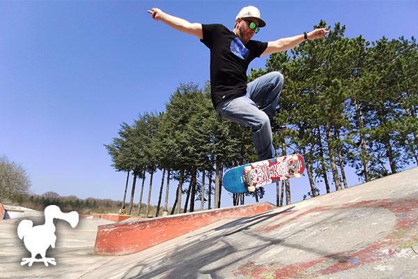 Notre shooting photo pour Korro Skateboards Skateur avec sa board en train d'effectuer un saut