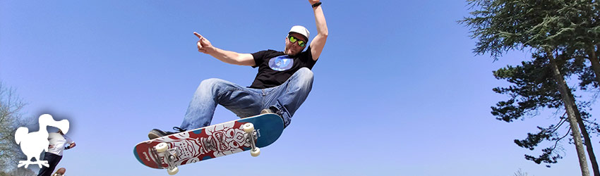 Notre shooting photo pour Korro Skateboards Skateur avec sa board en train d'effectuer un saut