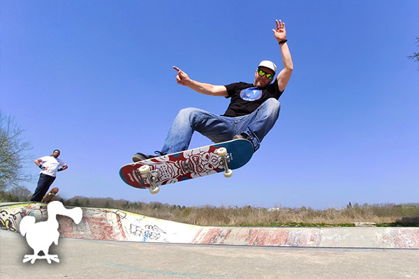 Skateur avec sa board en train d'effectuer un saut