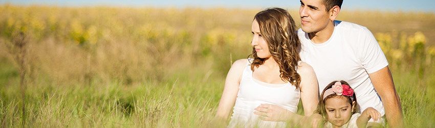 Abcskate célèbre la journée de la famille avec des t-shirts stylés en coton Bio, mais pas que… Couple de parents avec un enfant