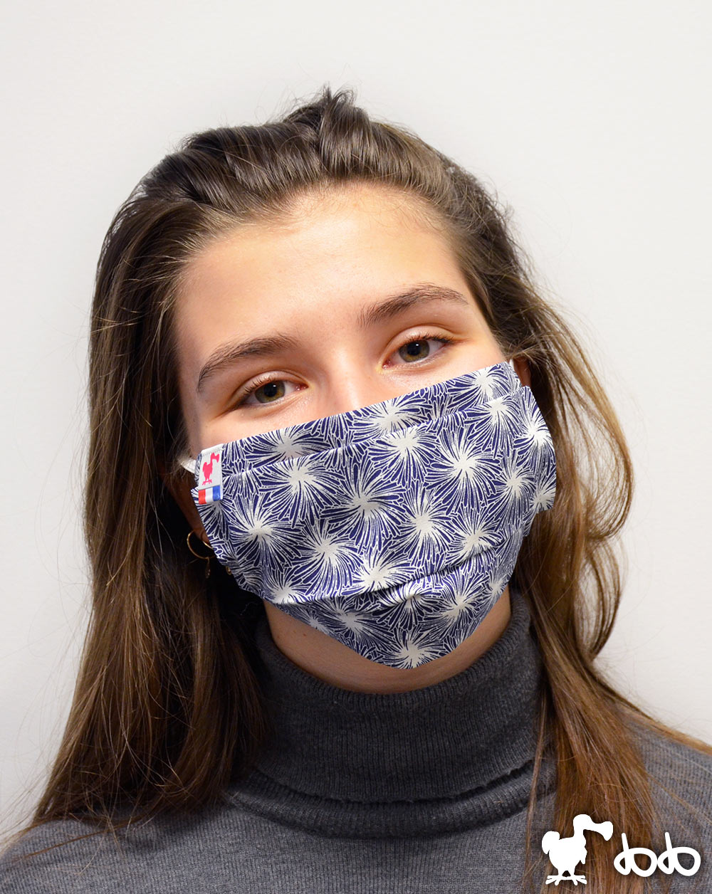 Masque "Feu d'artifice" en bleu porté par une femme