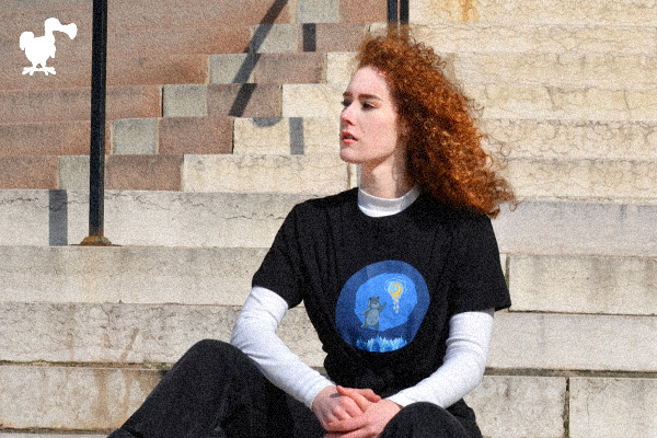 Jeune fille portant le t-shirt Dodoshop "Lune de Miel"
