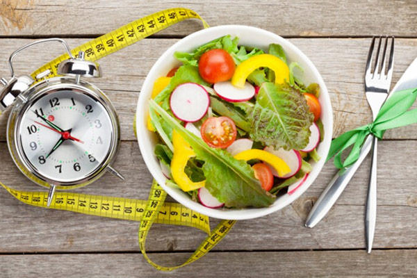 Dodo Shop soutient la journée internationale sans régime avec son t-shirt Addicted Une salade composée avec un mètre pour mesurer son tour de taille