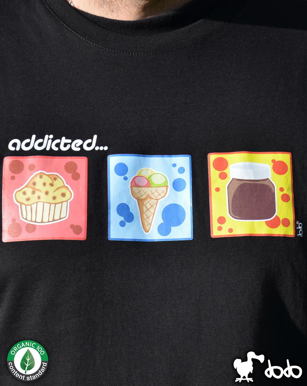 Zoom sur les trois visuels colorés du t-shirt "Addicted"