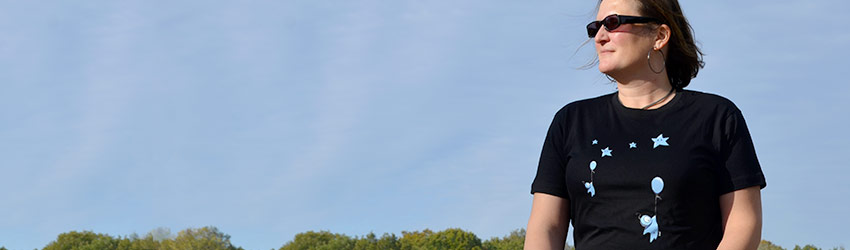 DodoShop : votre allié pour la fête des mères grâce à ses t-shirts et masques originaux et stylés Femme portant le t-shirt Dodoshop "Sylvain"