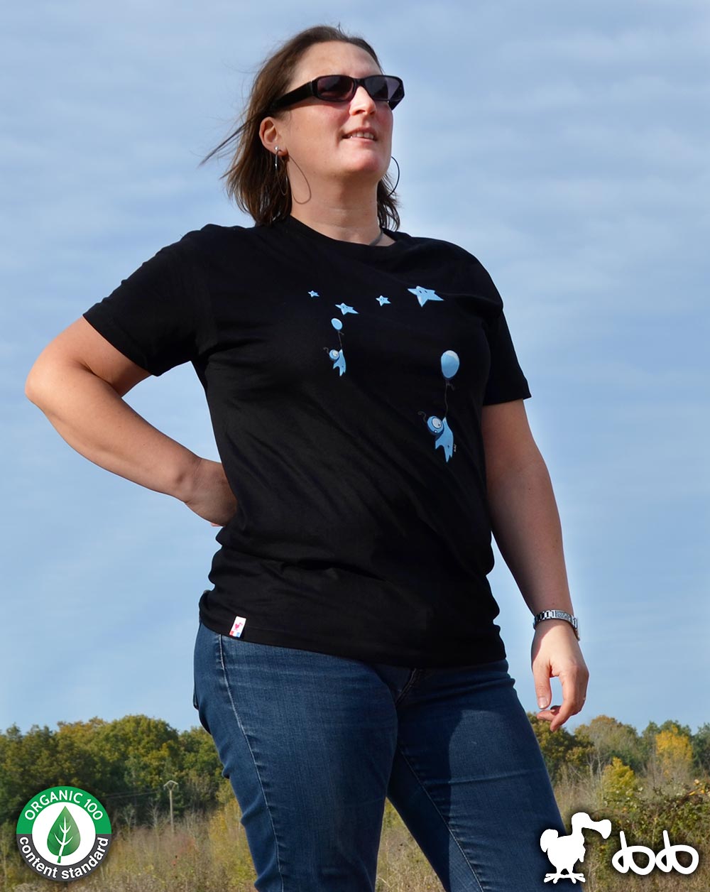 T-shirt "Sylvain" noir porté par une femme